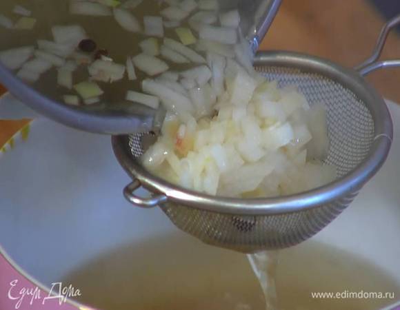 Желатин залить через сито горячим соусом и все перемешать.