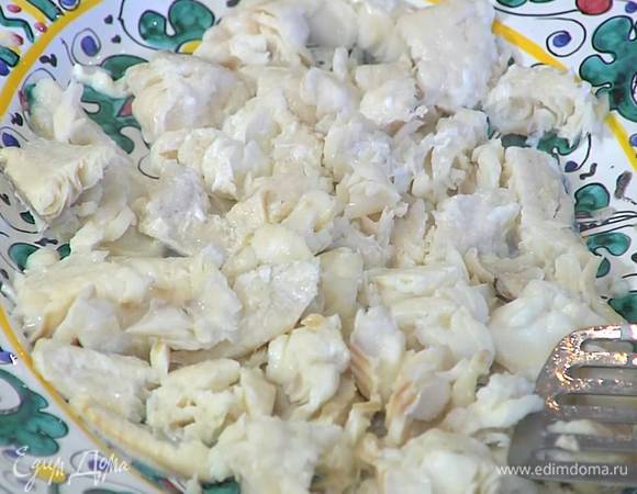 Готовую пикшу вынуть из молока, разделить на маленькие кусочки, слегка посолить и поперчить.