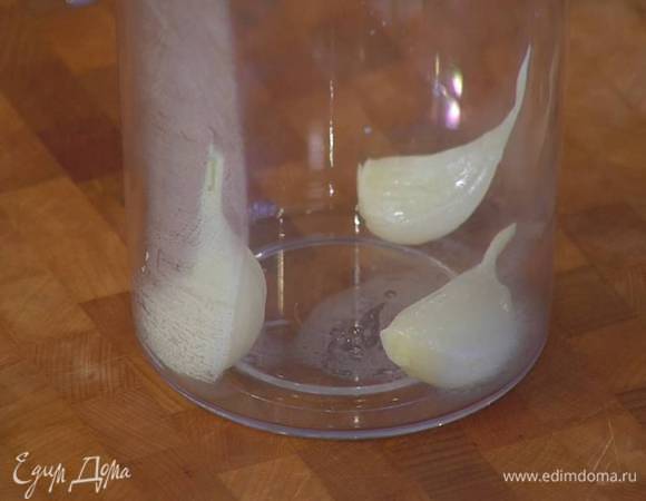 Чеснок вынуть из молока, почистить, поместить в чашу блендера, влить 1 ст. ложку молока, в котором он варился, и измельчить в пюре.