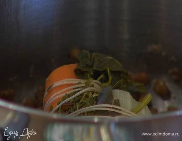 Чечевицу, добавив букет гарни, отварить согласно инструкции на упаковке, в конце варки овощи с травами удалить.