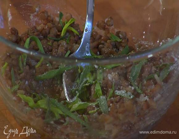 К готовой чечевице добавить пюре из чеснока, оливковое масло и половину тархуна, измельченного руками, все посолить и перемешать.