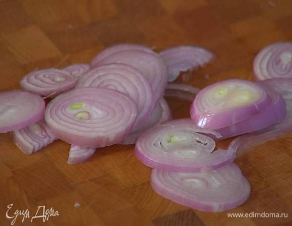 Оставшийся шалот почистить, нарезать кольцами, залить винным уксусом и дать постоять.