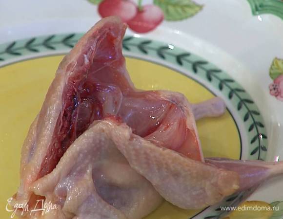 Тушки перепелок вымыть, обсушить и разрезать вдоль по хребту.