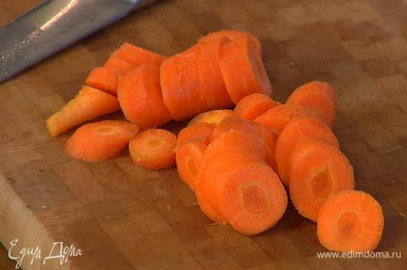 Морковь почистить и крупно порезать.