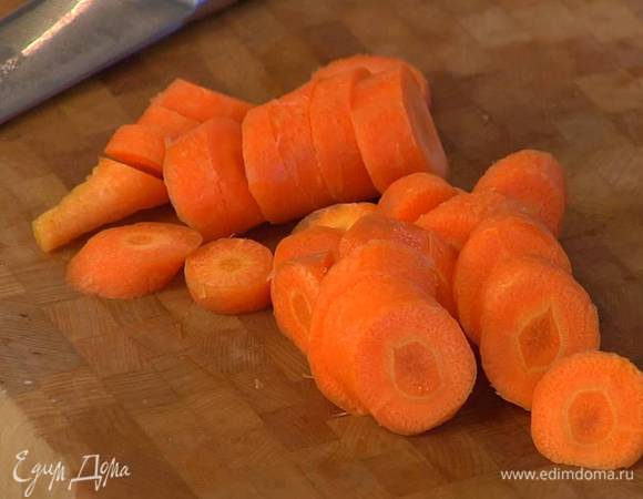 Морковь почистить и крупно порезать.