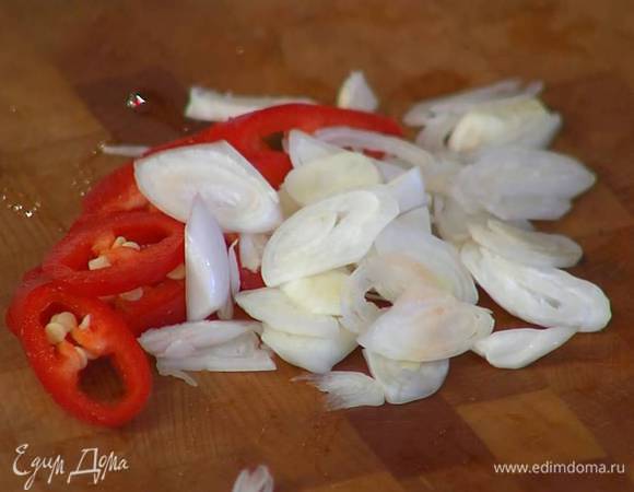 Чеснок почистить и нарезать пластинками.