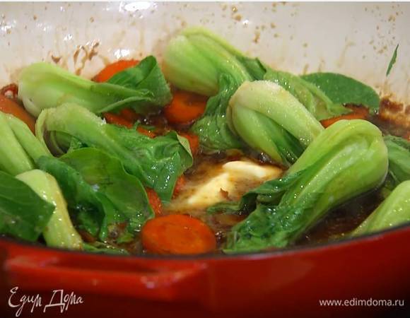 Приготовить соус: в разогретый сотейник влить кленовый сироп, соевый соус, сок лаймов, все прогреть, выложить в соус подготовленные овощи, накрыть крышкой и томить до готовности моркови, затем добавить бок-чой, сахар, сливочное и кунжутное масло, все перемешать и прогревать еще 2‒3 минуты.