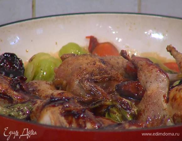 Готовых запеченных перепелок выложить в сотейник с овощами, все перемешать и выключить огонь.