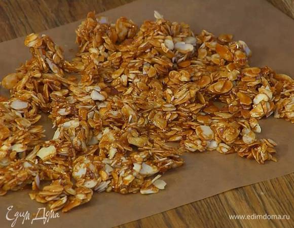 Приготовить пралине: обычный и коричневый сахар всыпать в сковороду и, периодически встряхивая, растапливать на огне, пока карамель не приобретет коричневый оттенок, добавить миндаль и, помешивая деревянной лопаткой, слегка прогреть все вместе, затем тонким слоем равномерно выложить на бумагу для выпечки и полностью остудить.