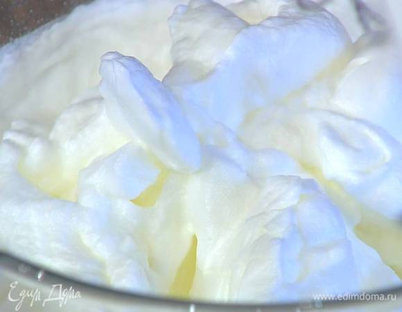 Белки взбить в комбайне в пышную пену, затем, не выключая комбайна, всыпать сахарную пудру и взбивать, пока не получится плотная масса.