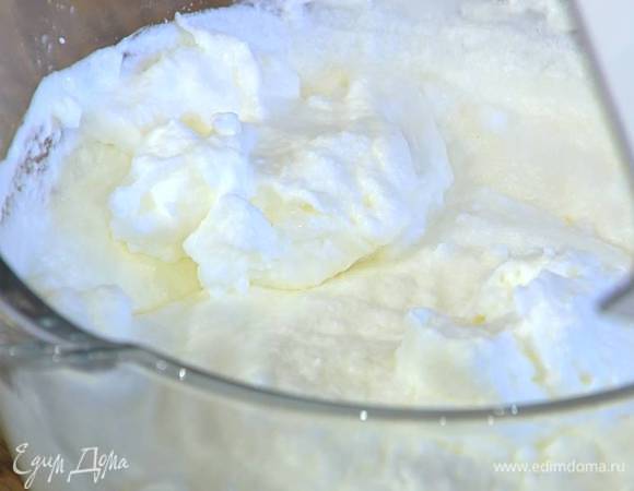 Сливки взбить блендером с насадкой-венчиком в густую массу, добавить к взбитым белкам и вымешать все в комбайне на низкой скорости в однородную массу.