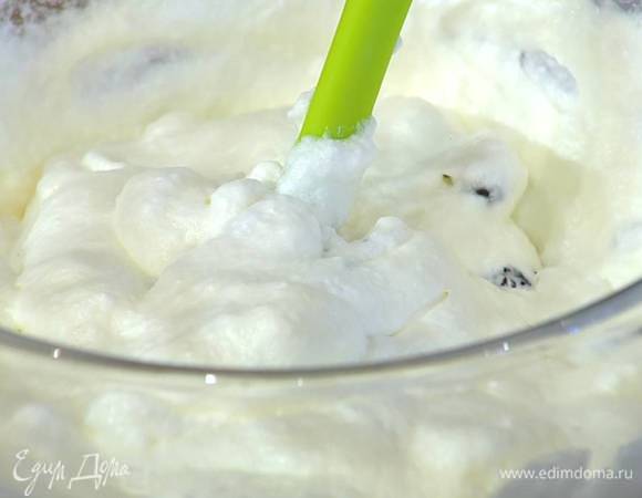 Чернослив, удалив косточки, мелко порезать, добавить ко взбитым сливкам и вымешать лопаткой.