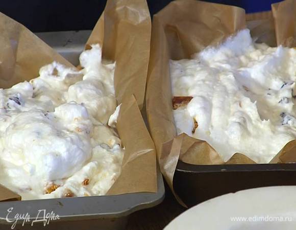 Большую часть застывшего пралине поломать руками на небольшие кусочки, добавить в сливочную массу с черносливом и разложить все в глубокие формы, выстеленные бумагой для выпечки.