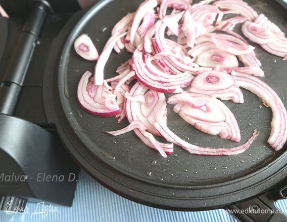 Картофель и лук почистить, лук порезать тонкими полукольцами, картофель — не очень мелко, дольки произвольной формы. Тортиллу разогреть до уровня 2.5, предварительно смазав мелкую сковороду маслом, в другую, глубокую, налить масло, оставив от общего количества в стакане 1 ст. л. масла. Поставить время — 5 минут. Тортилла должна быть в открытом виде. Лук обжарить на мелкой сковороде. Пользоваться силиконовой лопаточкой.