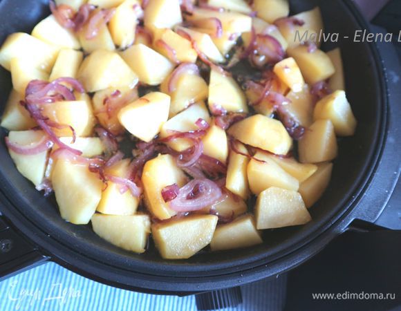 Картофель поместить в глубокую сковороду, посолить, во время обжаривания перемешать. Лук положить спустя несколько минут, когда он немного прожарится, добавить к картофелю, закрыть мелкой сковородой глубокую. Определить время — 10 минут, уровень — 2.5. 
