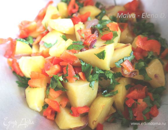 Во время приготовления картофеля можно заняться взбиванием венчиком или вилкой яиц с солью, сушеной паприкой в отдельной миске. Мелко нарезать зелень петрушки, красный болгарский перец.  Картофель с луком откинуть на дуршлаг, лишнее масло удалить, сковороду протереть. Дать картофелю немного остыть. Добавить к  картофелю болгарский перец и зелень петрушки.