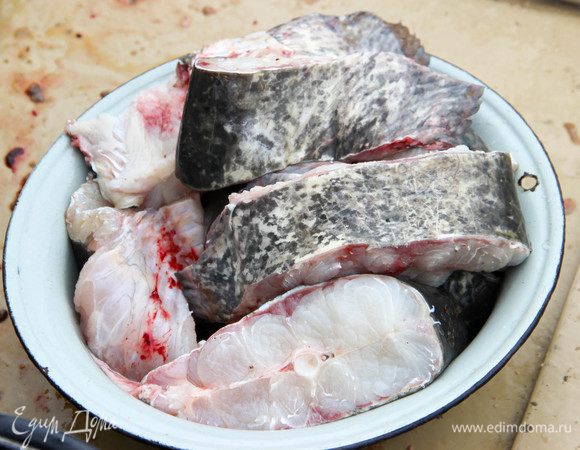 Свежепойманного сома нарезаем на крупные куски. Хорошо промываем.