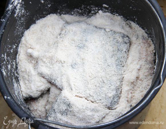 Выкладываем куски рыбы слоями, обильно посыпая сверху солью. Оставляем на 5 часов. Чем крупнее сом и, соответственно, больше кусочки, тем дольше просаливаем. После этого можно отмочить рыбу в воде минут 20–30 (если не любите соленое). Мы обошлись без этого.