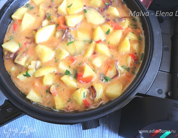 Начинку перемешать с яйцами. Сковорода (глубокая) разогревается в течение нескольких минут до уровня 2.5.  В глубокую сковороду с небольшим количеством масла (1 ст. л.) помещается яично- картофельная смесь. Закрывается крышкой, устанавливается время 10 минут.
