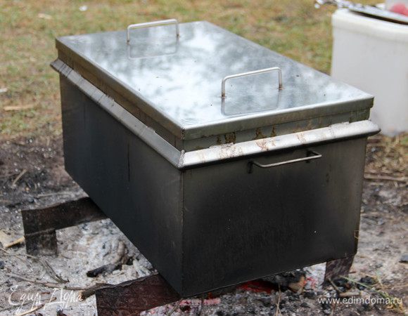 Рыбу выкладываем на специальные решетки в коптилке. На дно высыпаем щепу ольхи. В этом весь секрет: важно использовать именно ее, поскольку щепа этого дерева даст нужный вкус и аромат. Коптим на костре 35–40 минут. 