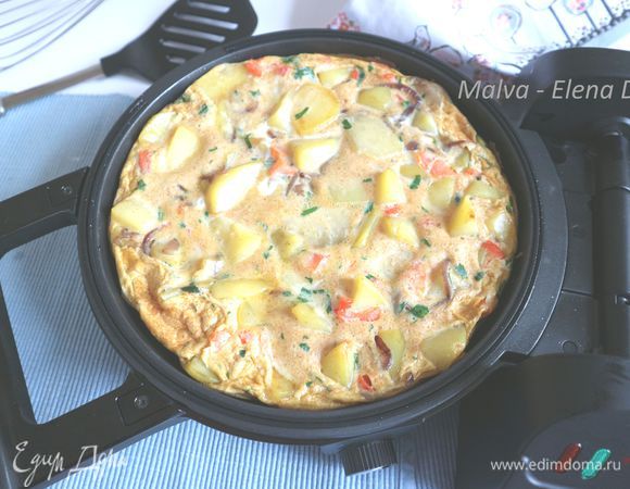 После этого необходимо открыть тортиллу, пройтись слегка по бортикам силиконовой лопаткой, закрыть на защелку, перевернуть, открыть защелку и установить время — 10 минут, пока тортилья не запечется с другой стороны.