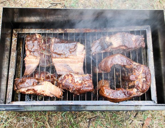 Готовность определить легко: мясо должно легко отделяться от хребта.