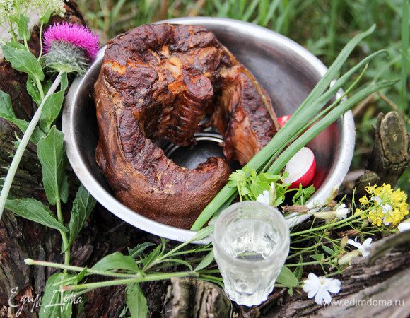 Подаем с овощами и зеленью как в горячем, так и в холодном виде. Приятного аппетита!