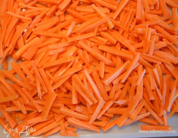 Морковь почистить и нарезать (важно!) руками длинной соломкой, не тереть на терке, а именно резать руками, иначе она переварится и потеряет вкус. Сталик рекомендует подвялить морковь, так она будет слаще и вкус будет насыщенней. Можно ее разрезать заранее, разложить на противень или разделочную доску и оставить подсушиться на денек на балконе. Я же вялила в дегидраторе 40 минут.