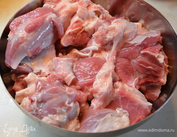 Мясо 1 кг мякоти, у меня где-то 1,3 с костями, режем кубиками. Рис промыть и замочить в теплой воде.