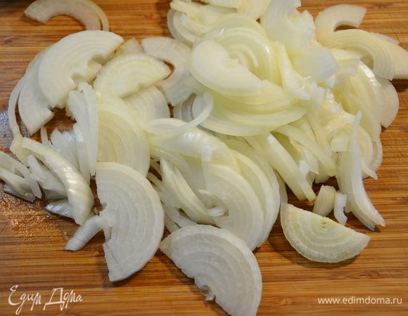 Лук режем полукольцами. Если лук старый, сердцевину убираем.