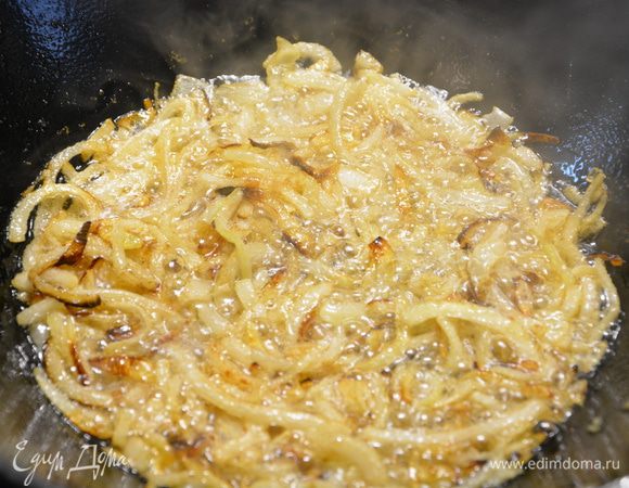 Обжарить лук на раскаленном масле до золотистого цвета. Необходимо именно высушить лук, т.к. если в луке останется влага, то при добавлении мяса, оно (мясо) будет тушиться, а не жариться.