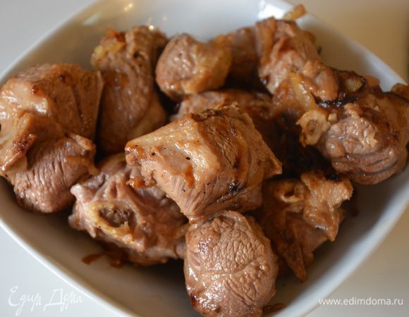 Добавить баранину к луку, обжарить до румяного цвета. У меня все мясо не помещалось. Опять-таки чтобы мясо жарилось, а не тушилось, я добавляла его по частям: сперва обжарила половину, выложила на тарелку, далее обжарила другую половину, потом все смешала.