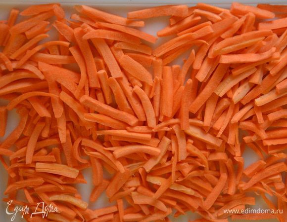 Добавить слегка подсушенную морковь (можно свежую).