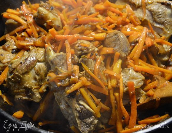 Перемешивать надо аккуратно, чтоб не разломить ломтики моркови. Обжаривать её в течении 10–15 минут, далее убавить огонь (если на костре, то убрать пару дровишек) и добавить зиру. Сталик пишет, что тут морковь уже должна быть мягкой и пахнуть пловом.