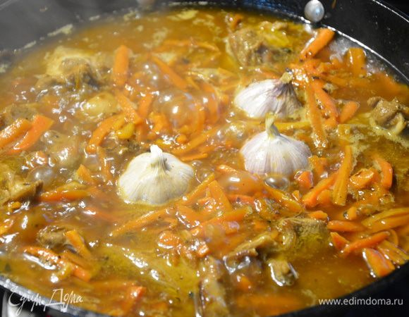 Вливаем горячую воду, чтобы все покрывалось на 1–1,5см (у меня все слегка покрыто водой). Опускаем предварительно очищенные от внешней шелухи и корней целые головки чеснока и целый, без повреждений, стручковый перец. Я слегка подрезала чеснок на корнях для большего аромата и покрошила маленький стручковый острый перец.