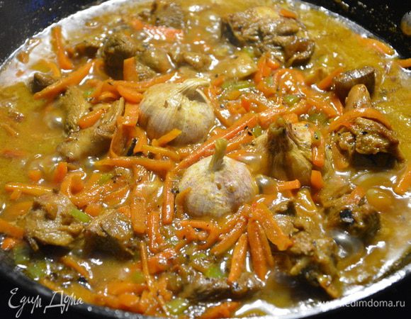 После того, как все закипит, необходимо убавить огонь до «чуть выше самого минимума». Все должно кипеть в открытом казане минут сорок (я готовила 30 минут). Вода должна постепенно выкипать, а оставшийся бульон становиться прозрачным и иметь насыщенный красно-коричневый цвет. Добавляем огонь до максимума, солим. Бульон должен быть чуть пересоленный, часть соли возьмет в себя рис. Эта часть плова до закладки риса называется зирвак.