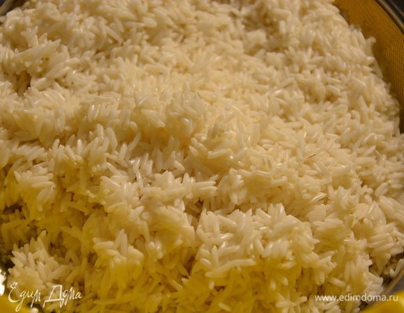 С риса слить всю воду, добавить к мясу. Аккуратно разровнять. У меня обыкновенный непропаренный длиннозерновой рис «Индика».