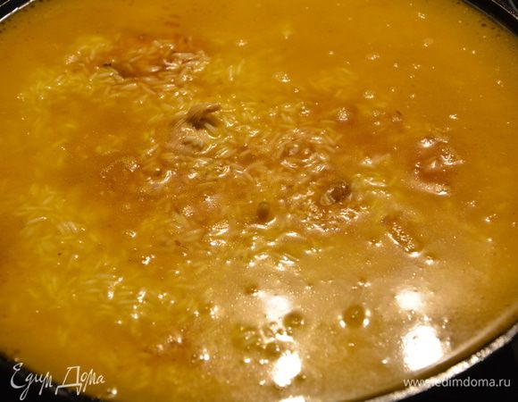 Аккуратно влить кипяток, примерно литр. Главное, не налить лишнего, весь рис должен быть покрыт водой.