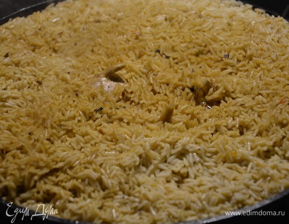 Огонь добавляем до «супер максимума», надо чтобы закипело как можно скорее и по всей поверхности. И не мешаем уже больше ничего. Когда плов закипел, я убавила огонь на средний. Попробуйте рис, если он все еще хрустит, то добавьте еще чуть-чуть воды. Я добавляла по краям немного воды (примерно стакан). Когда рис сварится, снять плов с плиты, добавить поверх риса немного молотой зиры, плотно накрыть крышкой и ждать минут 20–25. Нас хватило на 15 минут.
