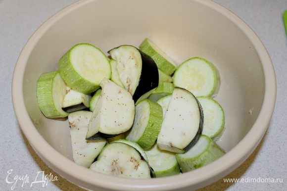 Минут за 30 до нанизывания мяса на шампура овощи нарезать кольцами, посолить, оставить на время.