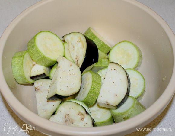 Минут за 30 до нанизывания мяса на шампура овощи нарезать кольцами, посолить, оставить на время.