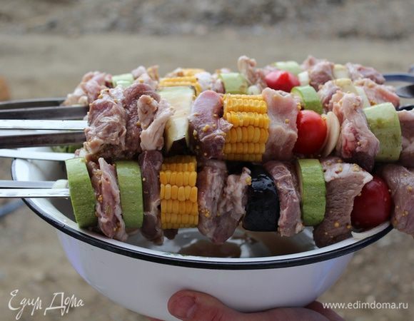 Кусочки мяса насадить на шампура, чередуя с овощами.