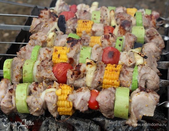 Равномерно крутим шампур по мере обжаривания, чтобы кусочки мяса прожарились со всех сторон.