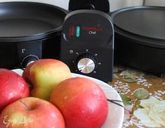 Этот тарт готовился в форме диаметром 24 см. Если вы будете готовить в форме, которая больше по размеру, увеличьте количество яблок, ориентируясь на размер своей формы. При необходимости количество сахара и масла так же надо скорректировать
И так приступаем: удалите сердцевину и нарежьте яблоки крупными дольками.
