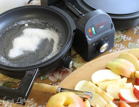На горячую сковороду положите треть сахара и периодически мешая доведите сахар до состояния светлой карамели, но не передержите, иначе будете делать все сначала. Я включила тортильницу на 4 уровень нагрева, в соответствии с таблицей этот уровень соответствует 175°C с открытой крышкой.