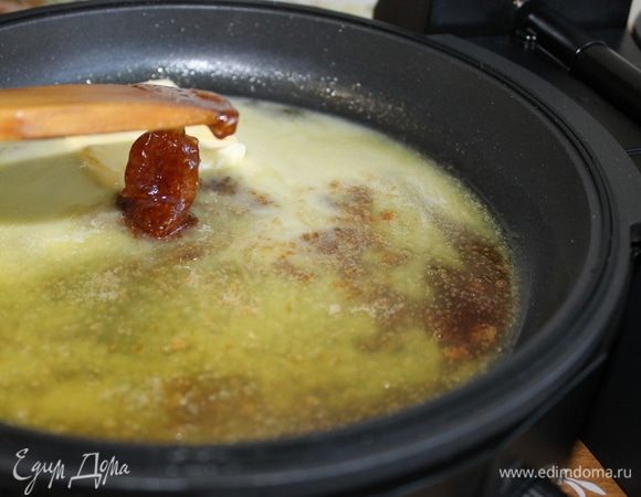 Когда сахар превратится в карамель добавьте сливочное масло и мешая распустите карамель в масле.