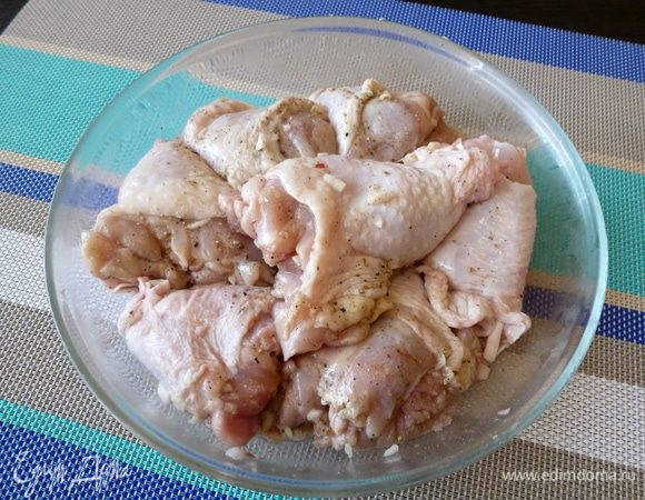 Из куриных ножек вытащить кость. Подрезать острым ножом мясо у косточки и, помогая ножом, стащить мясо с косточки. Посолить, поперчить, добавить мелко нарубленный чеснок. Влить винный уксус. Хорошо перемешать и оставить в холодильнике на ночь мариноваться.