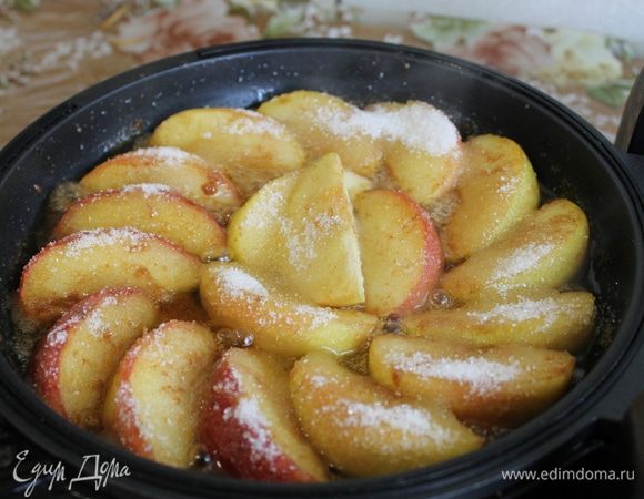 В горячую карамель положите дольки яблок и на 3 уровне нагрева готовьте яблоки в течении 10 минут. Когда на яблоках начнет снизу появляться румяная корочка, переверните дольки на другую сторону, посыпьте оставшимся сахаром, корицей и продолжайте готовить яблоки в течении 15 минут, накрыв крышкой тортильницу. 