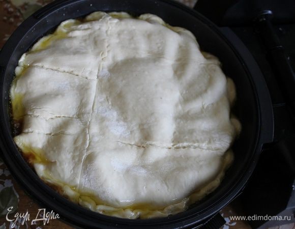 Когда карамель станет тягучей, настало время накрыть яблоки подготовленным тестом. Из бездрожжевого слоеного теста вырежьте круг на 1 см больше формы, в которой готовится тарт татен. Сверху яблоки накройте тестом, края с помощью подходящего инструмента подверните внутрь формы.