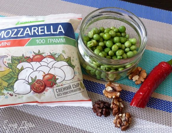 Нафаршировать куриные голени можно любыми продуктами, ориентируясь на свой вкус. Я же взяла для фарширования моцареллу, перец чили, свежий горошек и грецкие орехи. Причем, фаршировала горошком и орехами  по отдельности. Моцарелла и чили были в обеих начинках.